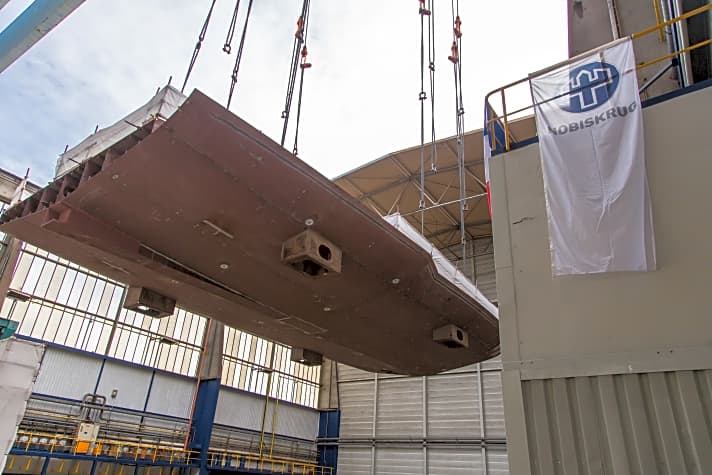   Der Portalkran hob die 80 Tonnen schwere Bodensektion in die Schiffbauhalle.