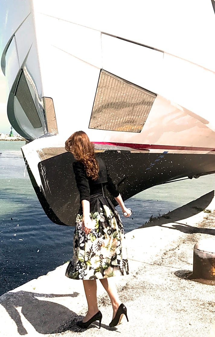 Angela Pernsteiner, Managing Partner bei Dominator Yachts, tauft die Ilumen 28m. | m.