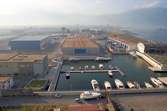 Den Vesuv im Rücken: das 47 000 Quadratmeter große Werftgelände von Arcadia Yachts. | s.