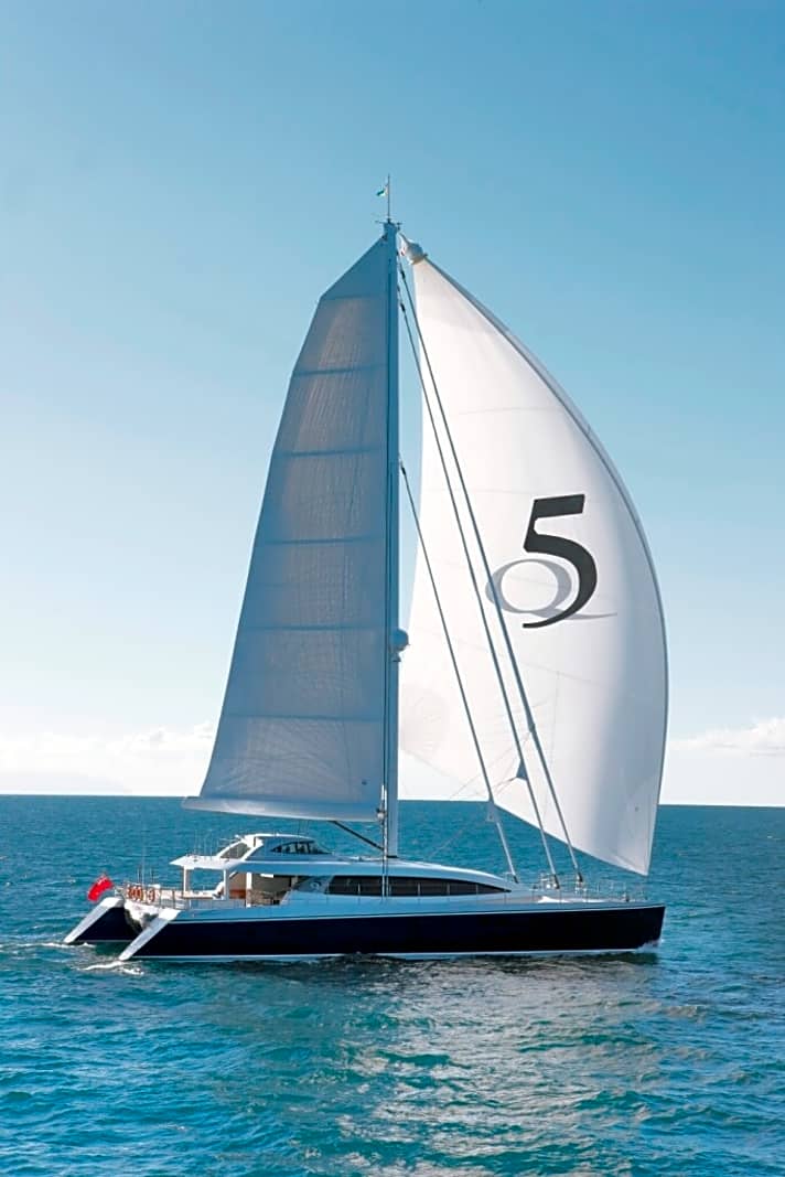 „Q5“: Der 30,48-Meter-Katamaran auf dem Weg nach Fidschi. Yachting Developments baute das leichte Warwick-Design. | n.