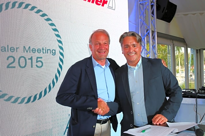   Weitere Zusammenarbeit: Thorsten Conradi von Judel/Vrolijk & Co (li.) und HanseYachts AG-Geschäftsführer Dr. Jens Gerhardt unterzeichneten in Greifswald einen Drei-Jahres-Vertrag.