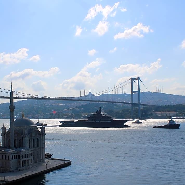   Weite Reise: "REV" passiert den Bosporus.