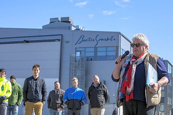   Launch-Zeremonie: Baltic-Mehrheitseigner Hans Georg Näder sprach während des Stapellaufes der Foil-Yacht "Canova" zu den 250 Mitarbeitern