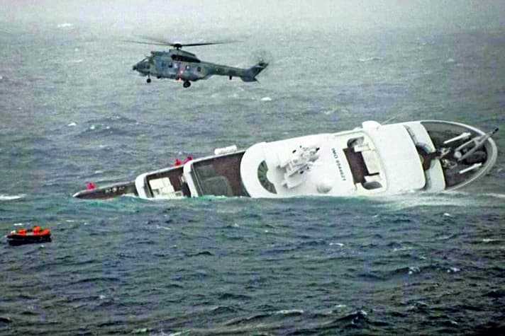   17. Februar 2011, am frühen Morgen: „Yogi“ liegt in schwerer See auf der Seite. Hubschrauber der griechischen Küstenwache retten  die achtköpfige Crew von Bord der 60-Meter-Yacht und bringen sie an Land. Während der Aktion verliert der Kapitän das Logbuch.