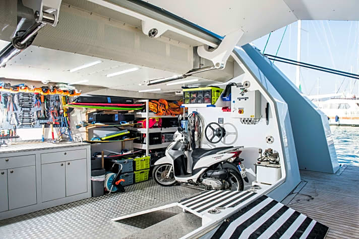Sport-Lazarette: Im Heck lagern vier Mountainbikes, eine Enduro-Maschine und zwei Roller, auf denen Kitespots erschlossen werden. Die ganze Familie ist wassersport- und Kitesurf-begeistert. | t.