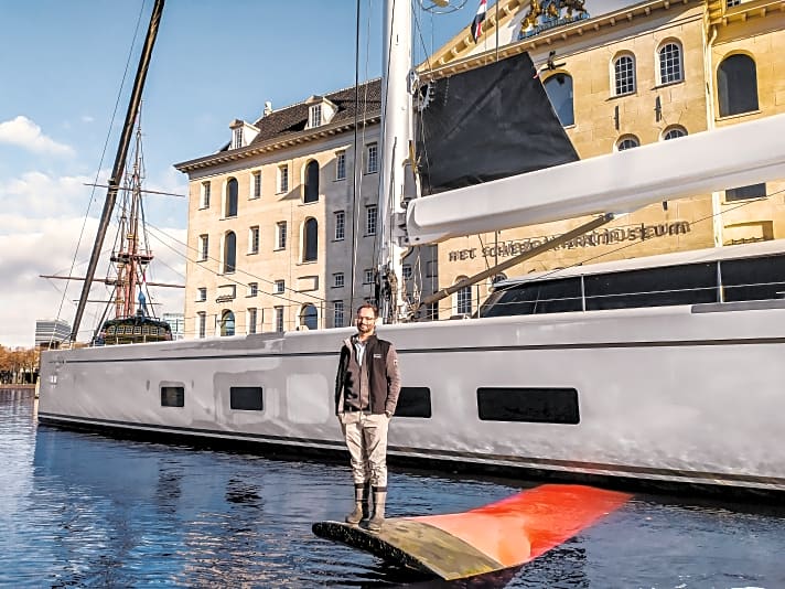   Ausflug in Amsterdam: Mattia Belleri posiert auf dem voll ausgefahrenen Flügel mit dem Schifffahrtsmuseum im Hintergrund. Der langjährige „Canova“-Kapitän mit Ingenieurs-Hintergrund betreute den komplexen Bau für den Eigner auch als Projektmanager.  