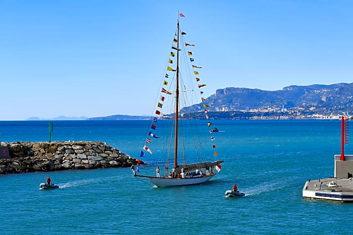   "Tuiga": Das Flaggschiff des Yacht Club de Monaco lief als erste Yacht in Cala del Forte ein.  
