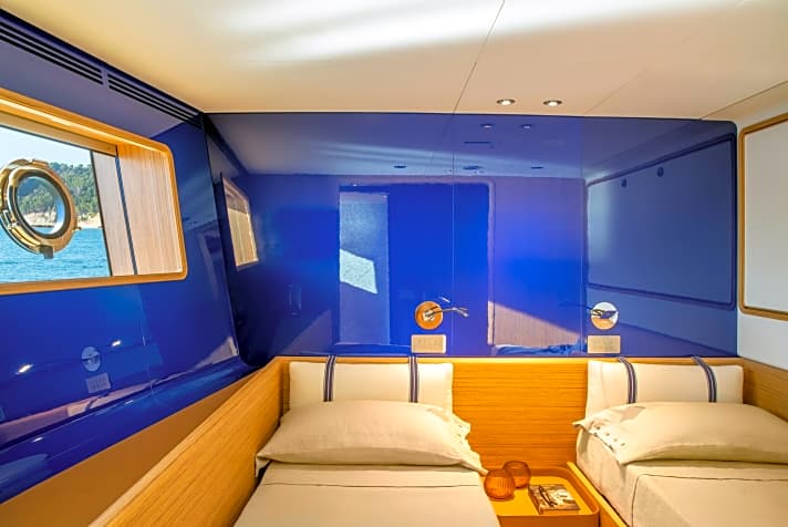   Gästeraum: Die Wände aller vier Gästekabinen bedecken ultramarine Hochglanz-Paneele. 