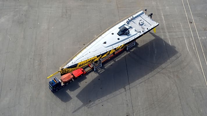   Radikalkonstruktion: Das Deckslayout des 38,10 Meter langen Supermaxis ist auf beste Arbeitsbedingungen für die Crew ausgelegt. Die Sprayhood ist fix. 