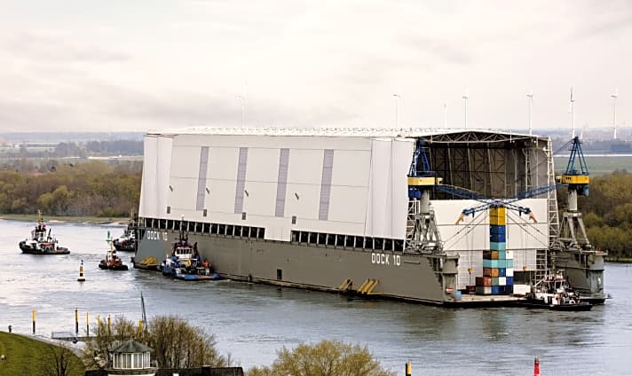   Yacht und Dock auf Reisen: Nach dem Großbrand im September 2018 wrackte Lürssen „Sassi“ mit Baggern auf dem Oberdeck in Hamburg ab. Aus wenigen Resten erwuchs Projekt „Opera“, das im Dock 10 nach Bremen gelangte.