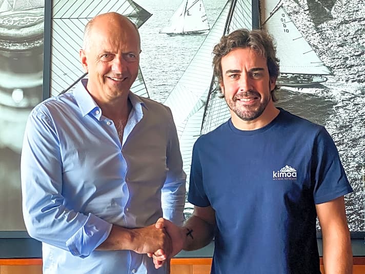   Handelseinig: Der zweifache Formel-1-Weltmeister Fernando Alonso und Sunreef-Gründer und -CEO Francis Lapp bei der Vertragsunterzeichnung in Monaco. 