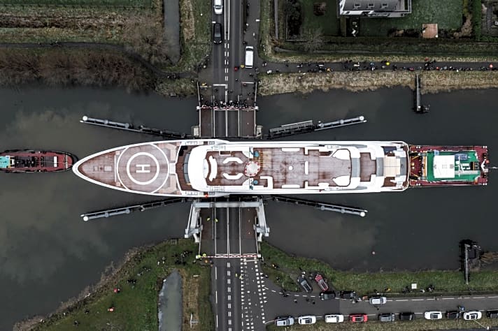   Enge Kiste: Das Winch-Design „Galactica“ wird durch eine der vielen Straßenbrücken der Niederlanden geschoben.  
