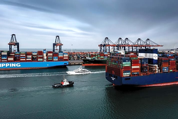   Spot the Yacht: Im Rotterdamer Hafen trafen „Lusine” und der globale Handel in Form von ULCVs (Ultra Large Container Vessels) aufeinander.