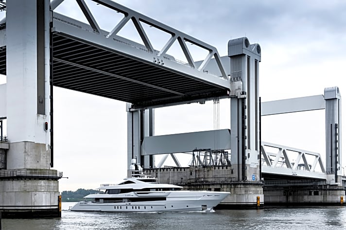   Passt doch: Die 60 Meter mussten auf dem Weg nach Rotterdam diverse Brücken unterfahren.