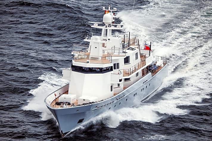 “Izanami“, das erste Yachtdesign von Stararchitekt Norman Foster, kam im Military-Look von Lürssen.