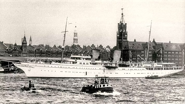 Die gewaltige, 124 Meter lange „Savarona“ im Hamburger Hafen. 1931 lief sie bei Blohm & Voss für die US-Erbin Emily Cadwalader vom Stapel und ist auch heute noch in Betrieb.