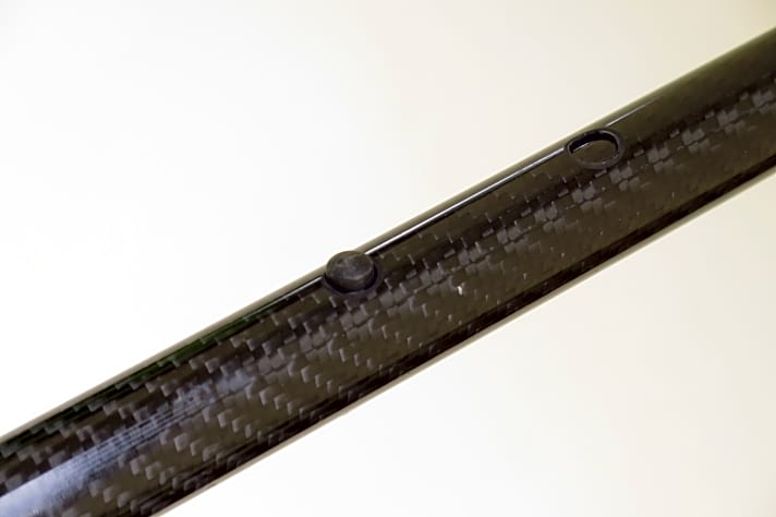   Zwei Druckknöpfe halten im High-End-Carbonrohr sicher (Quickblade)