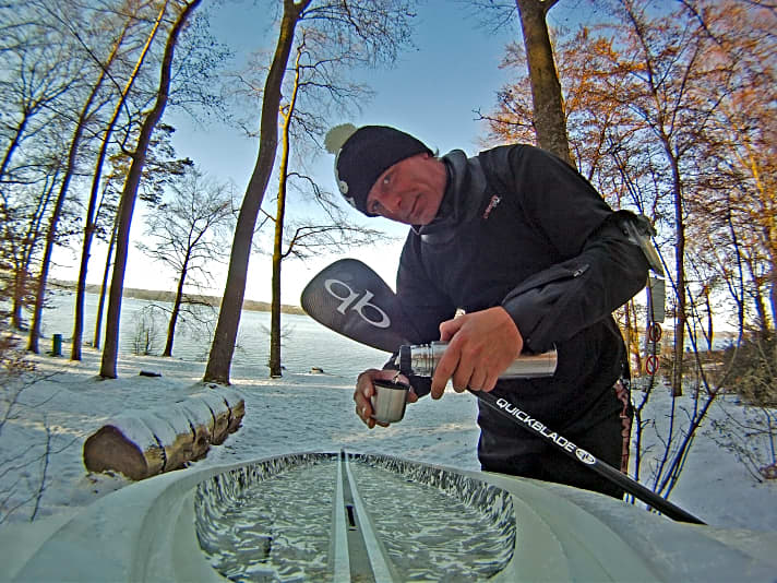   Winterpaddeln gehört für die sup-mag-Crew (Hier Autor Stephan Gölnitz) von Anfang an dazu. Hier im Winter 2011 noch in einem Windsurf-Trockenanzug.