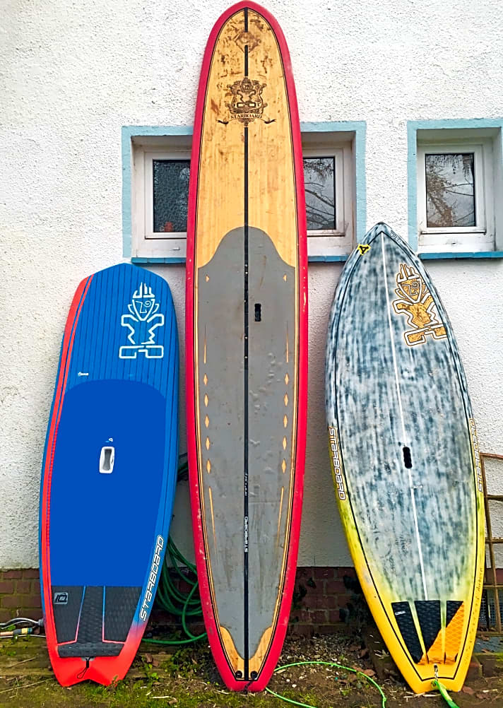  SUP Wave History:  Mit dem Longboard begann 2008 die  Wave-Karriere von Autor Dirk Herpel. Später folgten radikale "richtige" Wave-SUPs, wie das Board rechts. Der letzte Trend unter Wave-SUPern sind nahezu rechteckige Shapes wie das aktuelle Starboard Hyper Nut (links).