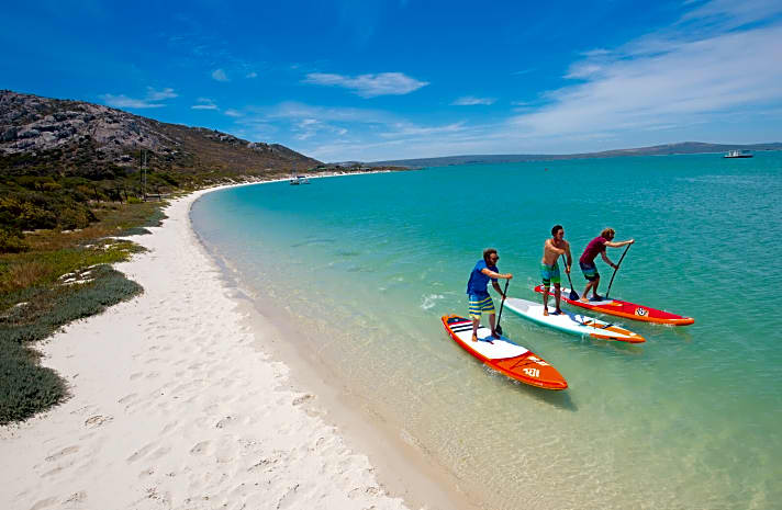   Aufblasbare Touring-Boards sind dankbare Reisebegleiter. Den Testern des surf Magazins ermöglichten sie einen Ausflug in eine traumhafte Lagune nahe Kapstadt, allerdings hat sich da der ebenfalls tourentaugliche RRD Allrounder reingeschlichen.  