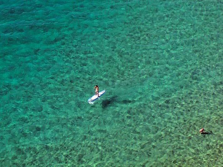   Aufwändiger Fotoshoot über dem Natur-Swimmingpool auf Korsika (Algajola). Noch mehr Weitblick als auf dem SUP-Brett hat man mit dem Paraglider, von dem aus das Foto geschossen wurde.