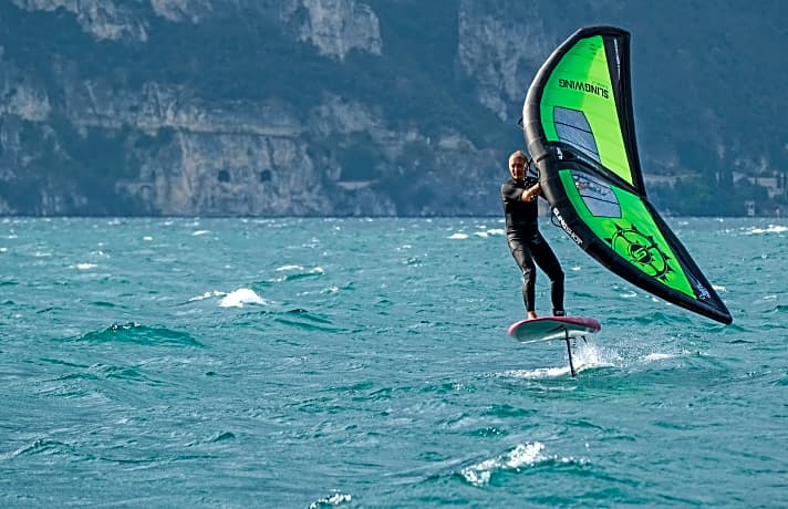   SUP-Tester Stephan Gölnitz am Gardasee: Mit Wind und Foil ist der "Wing" in seinem Element. Jetzt wird es sportlich, spannend, spaßig aber auch anspruchsvoll. 