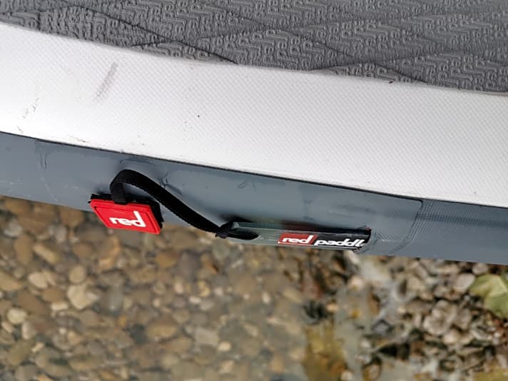   Bei Red Paddle werden auf beiden Seiten etwa auf Höhe des Standbereiches Versteifungsstäbe in aufgeklebte Tasche geschoben. 