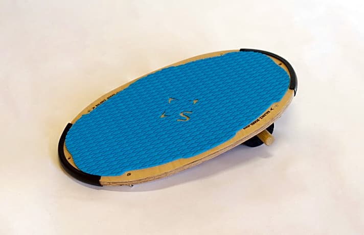 Das “Low Rider”, mit dünner Blackroll und EVA-Deck auf dem Board, kann auch barfuß genutzt werden und eignet sich besonders für Einsteiger und Kinder. 