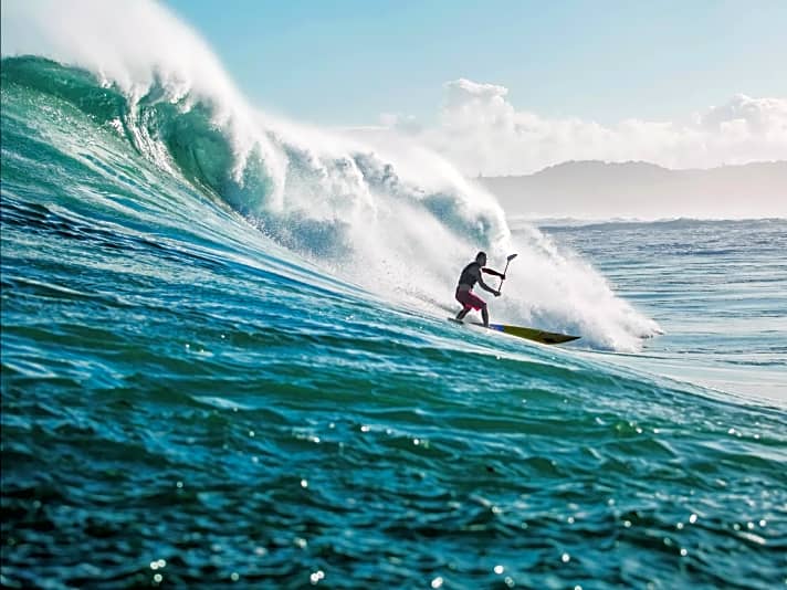 Surfen, wo niemand surft: Michi Schweiger schnappt sich die großen Wellen am Außenriff.