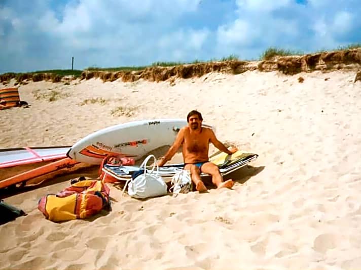 Beachlife in den Achzigern: Als Speedos noch Badehosen hießen und bärtige Männer nicht Hipster. Die Leidenschaft zum Windsurfen blieb aber gleich.