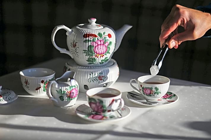 Tee mit Kandis gehört in Ostfriesland zum Kulturgut. Kitschige Tassen vermutlich auch ...