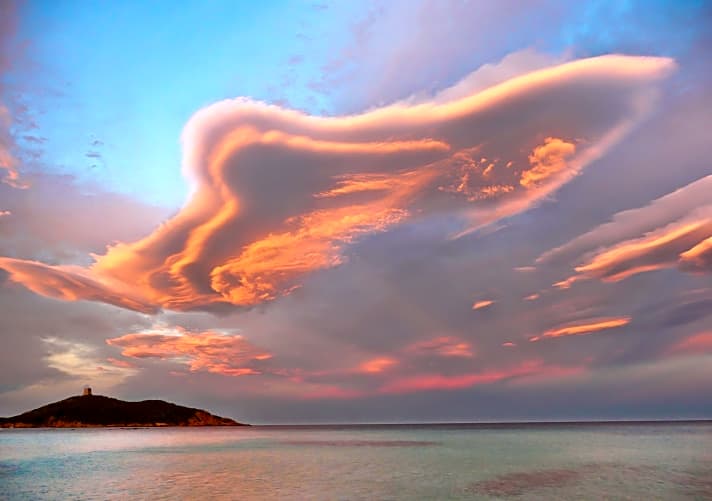 Manchmal stapeln sich die klassischen Föhnwolken übereinander und sorgen für einzigartige Formationen am Himmel. 