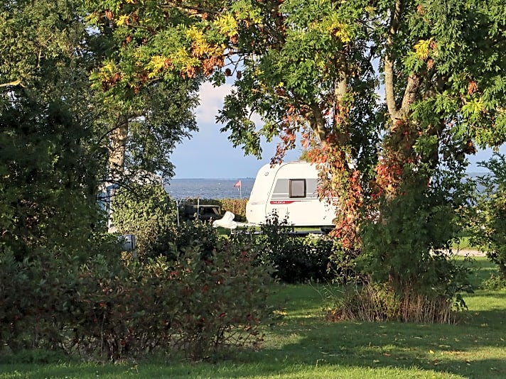Auf Møn gibt‘s auch diverse Campingplätze, teilweise sogar direkt am Spot – wie hier in Moenbroen.