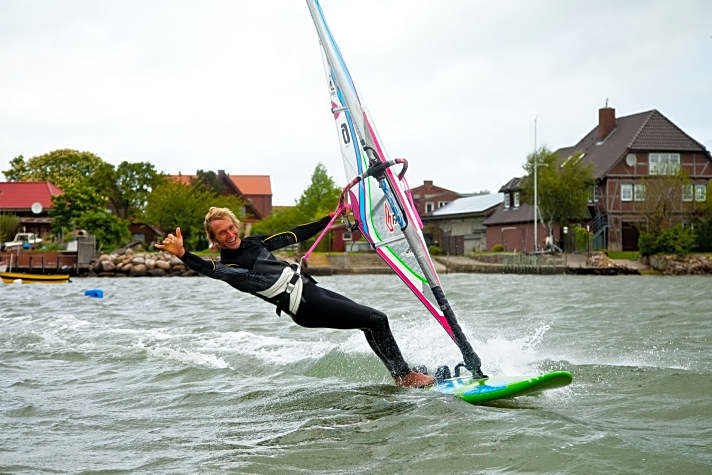   Mit "Surfspot Lemkenhafen" (im Hintergrund) findet man auch ein bestens ausgestattetes Windsurfcenter vor Ort 