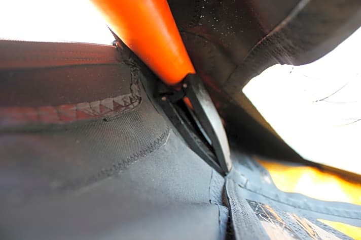  Camber: Diese Profilzangen stützen die Segellatten am Mast ab und sorgen für ein extrem starres und tiefes Profil, vergleichbar dem eines Flugzeugflügels. Race- und Slalomsegel sind ausschließlich designt für Masten mit Standard-Durchmesser (SDM)