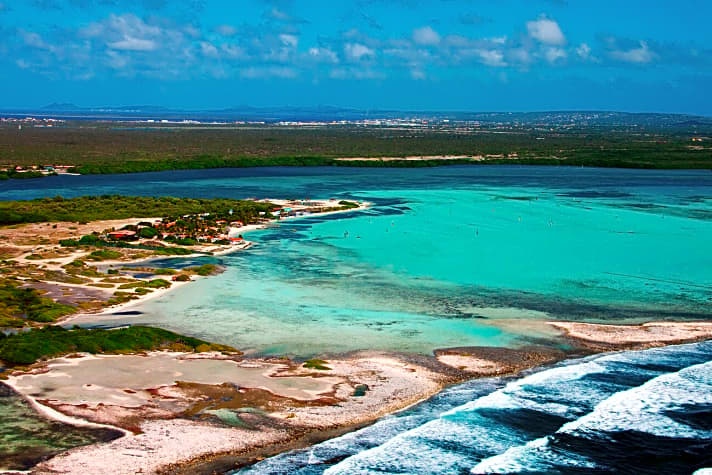   Lac Bay, auch bekannt als Sorobon Beach, liegt im Osten der Karibik-Insel Bonaire und bietet euch absolute Sahnebedingungen! 