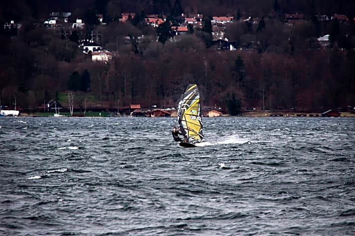  Tobi Ullrich organisiert seit Jahren den Speed-Kini und geht regelmäßig auf den bayerischen Seen auf die Jagd nach dem Topspeed 