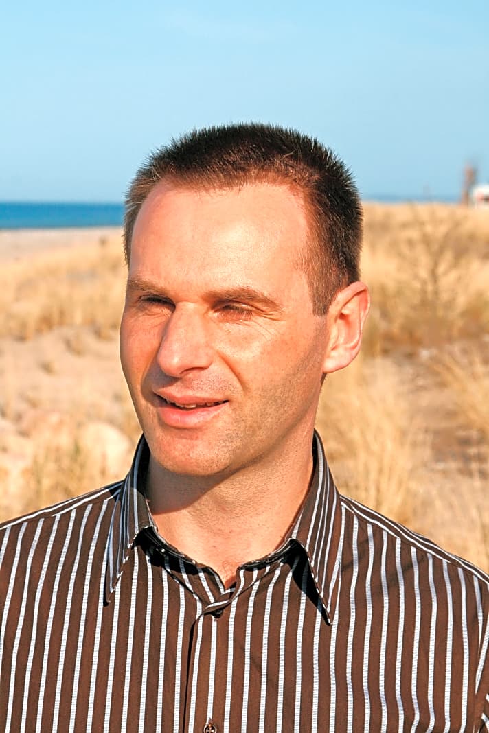   Dr. Wolfgang Klauß ist selbst leidenschaftlicher Windsurfer und arbeitet als leitender Notarzt und Anästhesist am Universitätsklinikum Schleswig-Holstein, bei der Berufsfeuerwehr Lübeck sowie für das Havariekommando. 