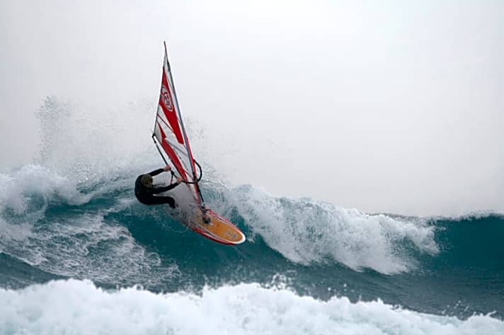   Wer suchet der findet: Marius Gugg und Manuel Vogel kommen an der Westküste von Losinj in den Genuss von Sideshore-Wind und kraftvoller Welle. Der Preis: Ein kniffliger Einstieg (unten). 