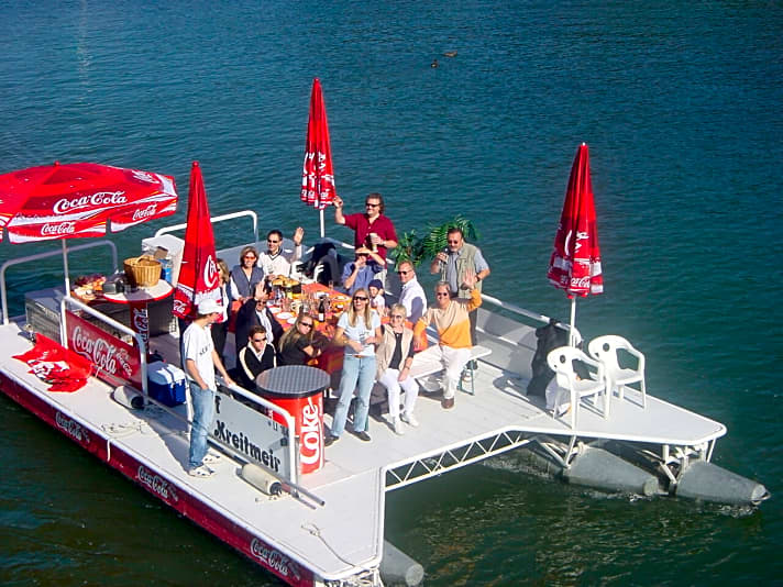   Das Floß dient als Basis für den Windsurf-Unterricht, dann wieder mal als Plattform für Film- und Fernsehaufnahmen. Am Wochenende auch mal als Partyboot. 