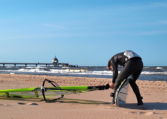   40 Kilometer Küstenlinie zur freien Ostsee mit feinem Sandstrand – was will man mehr. Vielleicht ein paar Mitstreiter in der Welle. 