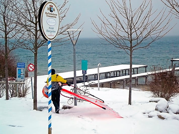   Windsurf-Therapie - Wolfgang Strasser ist auch im Winter aktiv auf dem Wasser. 