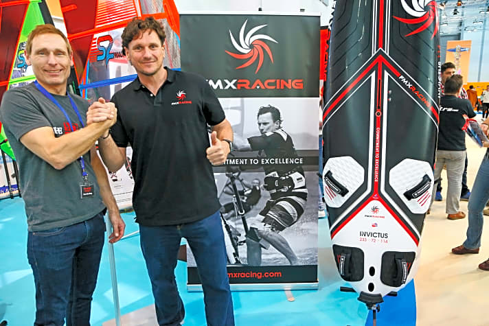   Finian Maynard (rechts im Bild) präsentierte seine Boardmarke erstmals auf der boot Düsseldorf