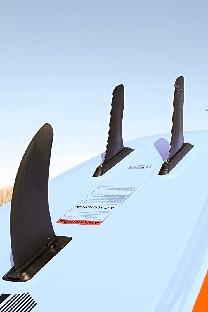   STX WindSUP: Hinten mit Twinserfinnen, in der Mitte verhindert eine weitere Steckfinne die seitliche Abdrift beim Kreuzen