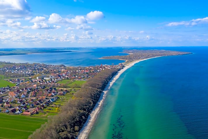   Links das Salzhaff, rechts die offene Ostsee: Die Halbinsel Wustrow bei Rerik schirmt den Spot ab
