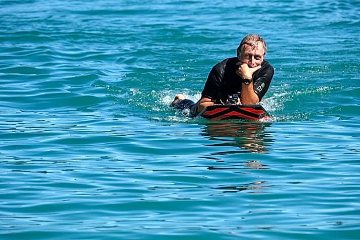   SURF-Testchef Stephan Gölnitz bei der Probefahrt auf dem Walchensee. 