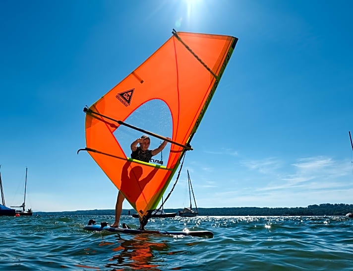   Kindersegel für Leichtwind (im Bild das GA-Sails Freetime) sind oft aus Dacrontuch, kommen mit ein bis zwei Segellatten aus und sind dadurch recht günstig.