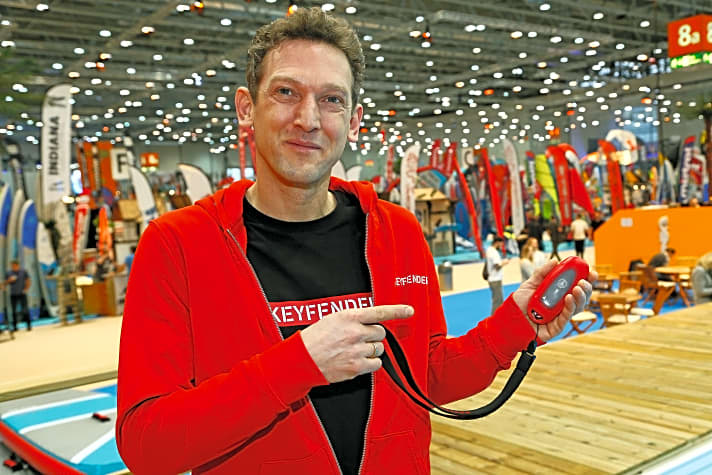   Christoph Blöcker hat den Keyfender für Wassersportler einst per Crowdfunding-Kampagne ins Leben gerufen. Mittlerweile gibt’s die Hülle auch in vielen Shops. 