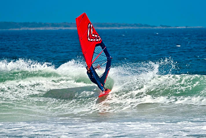   Heute surft Andreas am liebsten in den Wellen in Südafrika. 