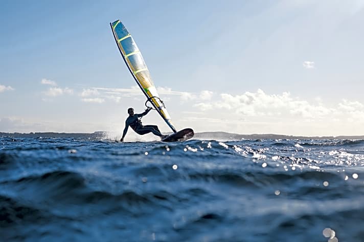   Die wenigsten Windsurfer kommen auf 50 Surftage im Jahr – gerade deshalb sollte man ein Trapez wählen, welches gut sitzt und viel Komfort bietet.